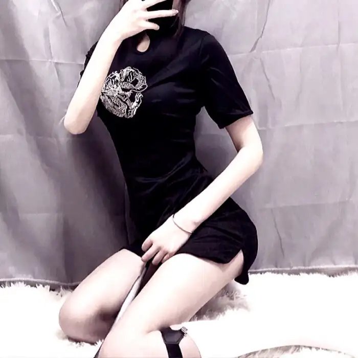 两个男人和一个衣柜